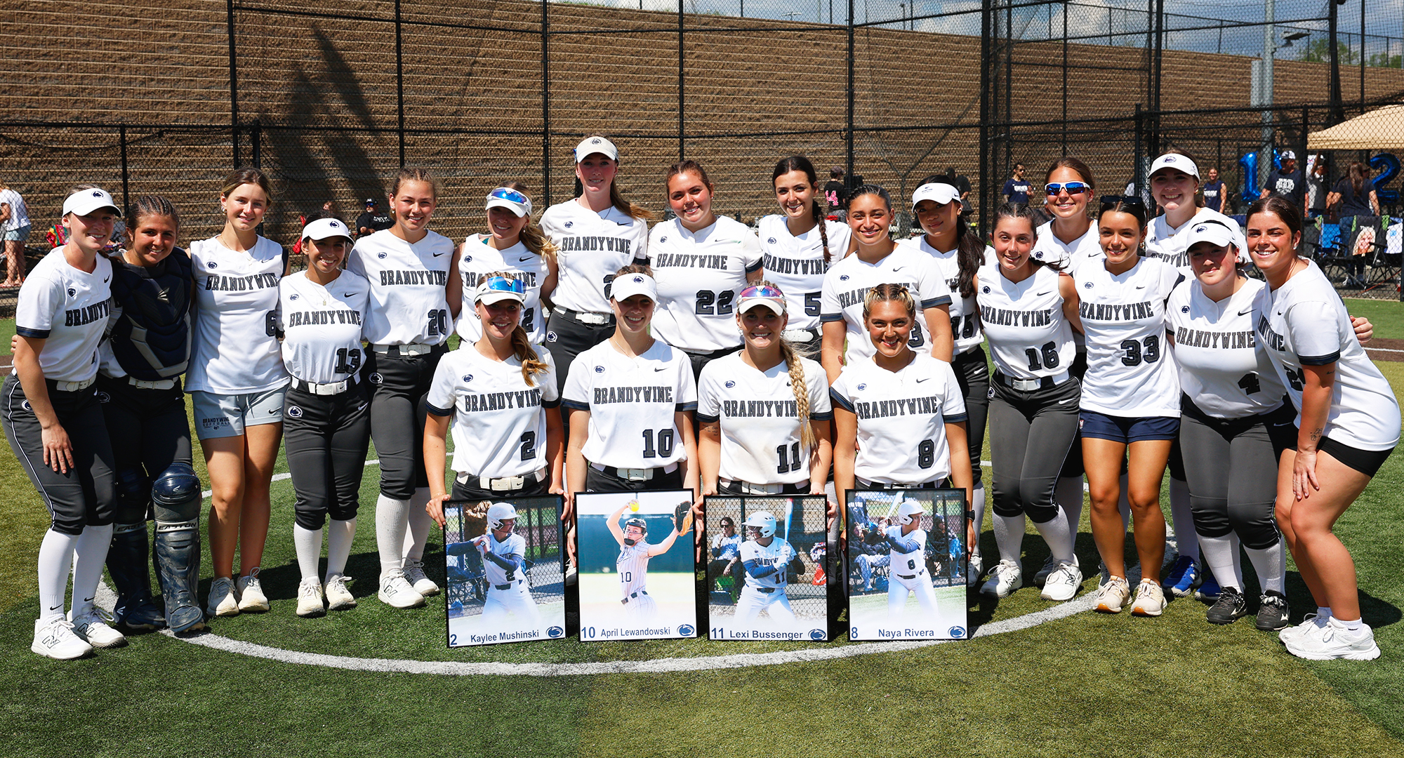 softball team poses for team picture